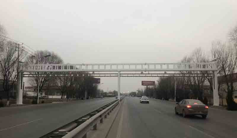 阿里公路限高杆
